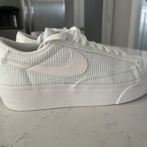 Platform Nike legacy lift 7.5 white fabric with leather